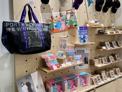 於4月14日正式開賣，精選三大系列多項周邊商品現場展示及販售，歡迎民眾前往選購(圖片來源：臺北市政府產業發展局)