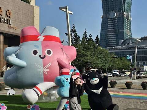 在臺北市民廣場前的「壯寶氣偶」已成為臺北市最熱門打卡景點，觀傳局長余祥與吉祥物壯寶、熊讚一起合影宣傳2025雙北世壯運。(圖片來源：臺北市政府觀光傳播局)