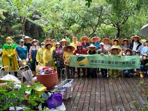 林雍善隊長帶領榮星花園公園生態守護志工隊進行每月工作日。(圖片來源：臺北市政府工務局公園路燈工程管理處)