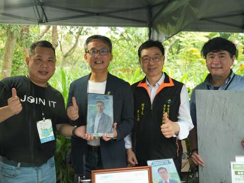 張副市長訪攤彩繪太陽能板(圖片來源：臺北市政府工務局公園路燈工程管理處)