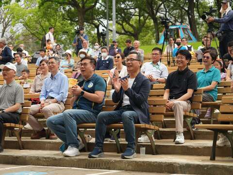 貴賓欣賞精采的舞台表演(圖片來源：臺北市政府工務局公園路燈工程管理處)