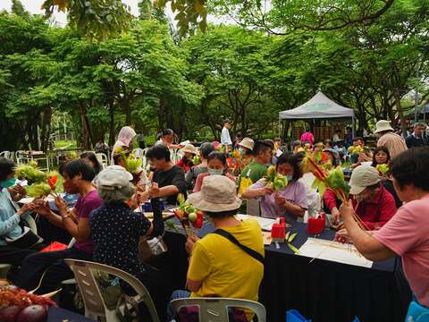 受民眾歡迎的蔬果花卉DIY(圖片來源：臺北市政府工務局公園路燈工程管理處)