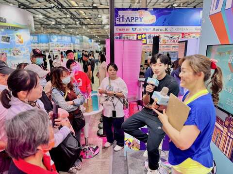 擁有「蝶王」之稱的奧運國手王冠閎也到場為即將開幕的2025雙北世壯運站台(圖片來源：臺北市政府觀光傳播局)