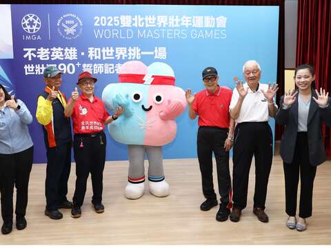 4位不老英雄與臺北市副市長林奕華（左一）、觀傳局局長余祥（右一）及世壯運吉祥物開心合照。(圖片來源：臺北市政府觀光傳播局)