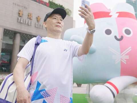 李峻淯來到臺北市政府前廣場與世壯運吉祥物壯寶合影(圖片來源：臺北市政府觀光傳播局)