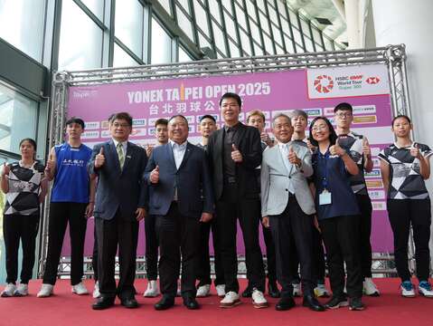 中華民國羽球協會張國祚理事長、中華奧林匹克委員會林鴻道主席、教育部體育署洪志昌副署長、臺北市政府體育局游竹萍局長等，5月5日出席賽前記者會，為臺灣代表隊授旗，預祝國手們捍衛主場、摘金奪銀。(圖片來源：臺北市政府體育局)