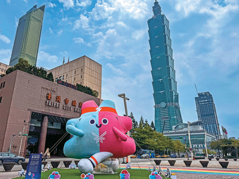 P06-09 跟世界拚一場-5–台北市政府前設置2025雙北世壯運吉祥物壯寶氣偶，迎接這場全民盛會。（攝影／杭大鵬）
