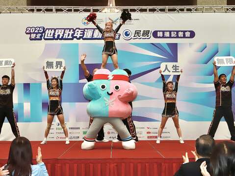 知名競技啦啦隊「Monster」與世壯運吉祥物「壯寶」帶來活力四射的開場表演(圖片來源：臺北市政府觀光傳播局)