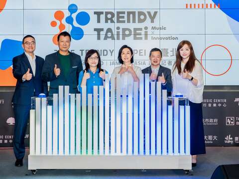 左起國泰世華銀行資深副總經理胡醒賢、文化局局長蔡詩萍、臺北市副市長林奕華、北流董事長黃韻玲、北流執行長梁序倫、台灣大哥大副總經理劉麗惠(圖片來源：臺北市政府文化局)