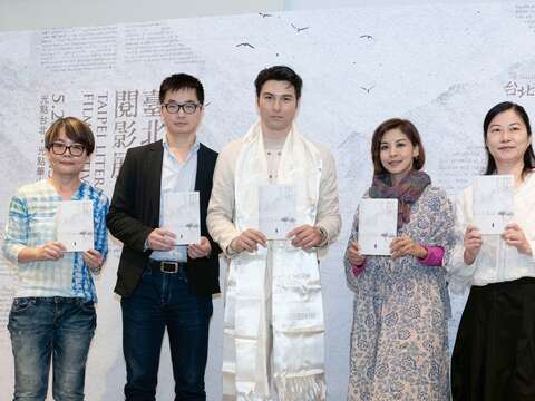 大合照，左起：影展策展人楊元鈴、臺北市文化局專委邱稚亘、展嘉賓鳳小岳、台灣電影文化協會執行長陳伯任、天馬行空總經理王婷妮(圖片來源：臺北市政府文化局)