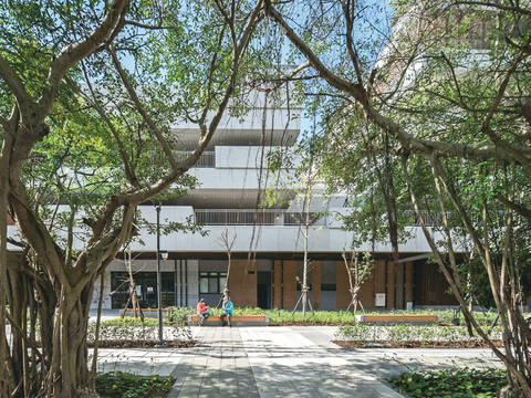 P28-31 風格-1 @蕭力仁建築師事務所–廣慈衛福大樓戶外空間保留老樹綠地，為居民營造舒適的生活環境。