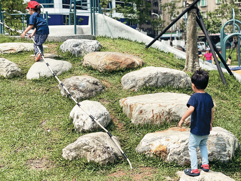 P28-31 風格-5 @台北市工務局公園路燈工程管理處–「興國公園」延續過往的歷史脈絡設計「戰地英壕兒童遊戲場」。（圖／台北市工務局公園路燈工程管理處）
