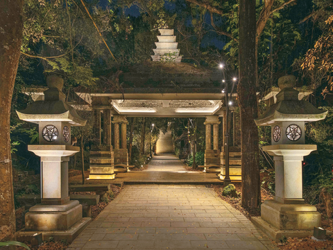 P28-31 風格-6 @台北市工務局公園路燈工程管理處–「指南宮竹柏參道」以友善環境的照明設計，打造優美的夜間景點。（圖／台北市工務局公園路燈工程管理處）