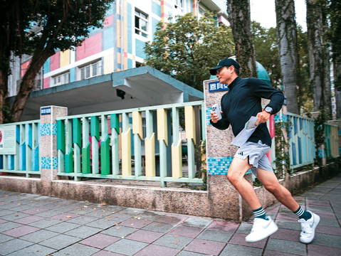 P32-35 寫真-5–手持地圖的定向越野選手穿梭於城市不同場景，帶來充滿活力的都市風景。