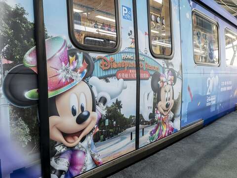 迪士尼彩繪列車-車身貼滿迪士尼裝飾貼紙