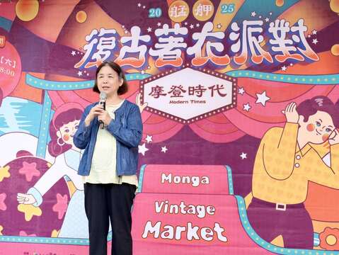 臺北市商業處陳秀華主任秘書為「2025艋舺復古著衣派對」活動致詞(圖片來源：臺北市商業處)