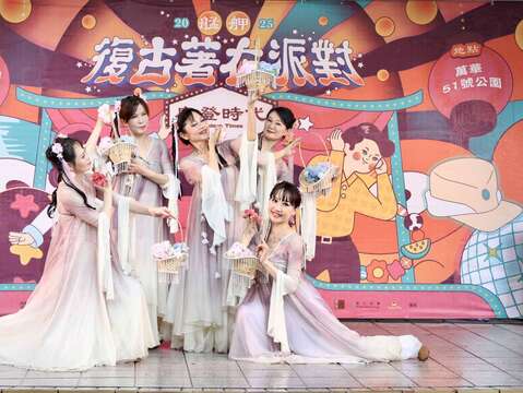 舞團表演為「2025艋舺復古著衣派對」活動拉開序幕(圖片來源：臺北市商業處)