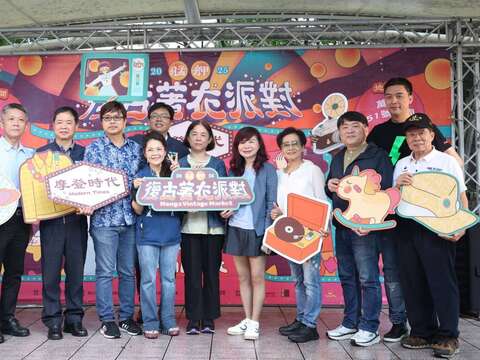 「2025艋舺復古著衣派對」活動現場貴賓合照留念(圖片來源：臺北市商業處)