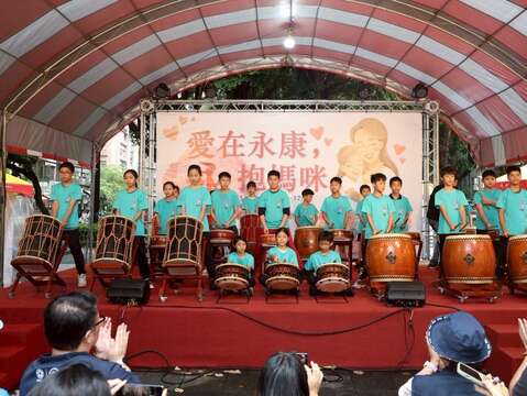 在地金華國小太鼓隊專業演出，為民眾帶來滿滿活力(圖片來源：臺北市商業處)
