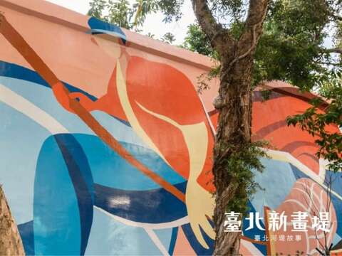 The artwork revives memories of the old Zhongshan Bridge, red worm harvesting, and dragon boat crafting—retracing the rich local stories of Sanjiao Ferry Pier.