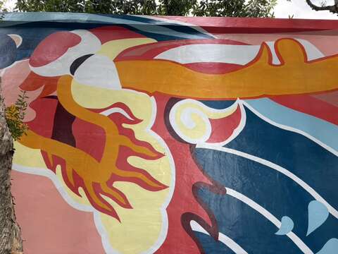 The local dragon boat culture of Sanjiao Ferry Pier is vividly brought to life in the mural.