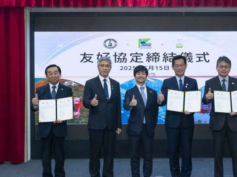 由左至右為:日光交通株式會社社長 渡邊剛志、臺北捷運公司副總經理 詹文滔、日商東武鐵道股份有限公司臺北分公司總經理山內朋彦、臺北捷運公司遊憩事業處處長 吳俊佑、藏王纜車株式會社社長 大木剛裕。(圖片來源:臺北大眾捷運股份有限公司)