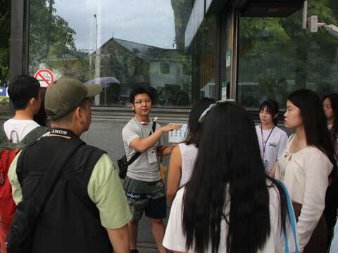 民眾在大雨中熱情參與518城中走讀活動(圖片來源：臺北市政府文化局)