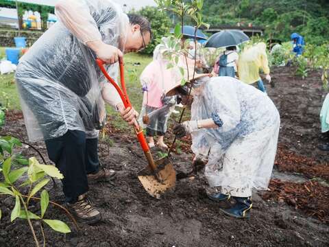 民眾熱情響應植樹活動(圖片來源:臺北市政府環境保護局廢棄物處理場)