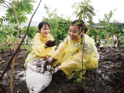 民眾植樹活動照(圖片來源:臺北市政府環境保護局廢棄物處理場)
