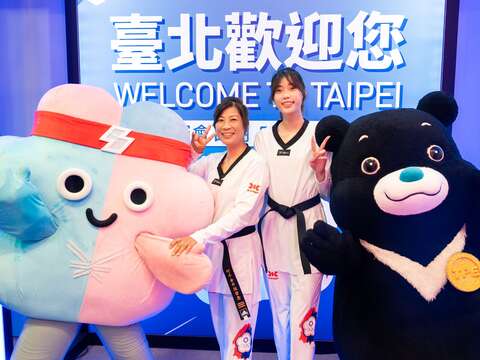 「跆拳道甜心」羅嘉翎與母親何千金女士為世壯運選手加油打氣！(圖片來源：臺北市政府觀光傳播局)