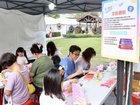 民眾體驗日式DIY彩繪鯉魚旗(圖片來源：臺北市商業處)
