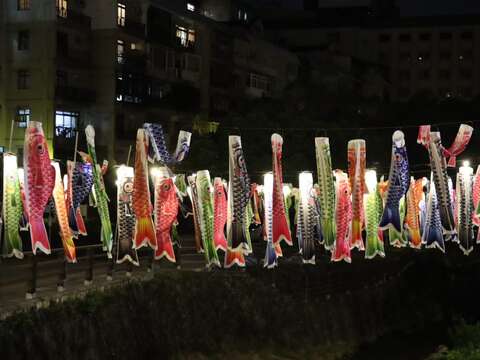 北投夏日祭り 亮點裝置-「銀星橋鯉魚旗串」(圖片來源：臺北市商業處)
