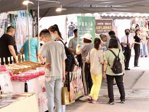 民眾遊逛台日好物市集暨文創市集(圖片來源：臺北市商業處)