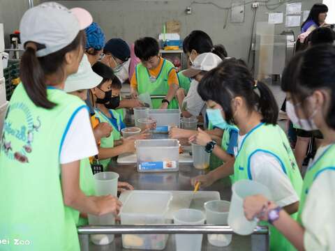 受歡迎的夜宿動物園不只有在園區過夜的經驗，還能了解保育員日常工作、動物行為豐富化的設計、跟著專家夜間觀察等(圖片來源：臺北市立動物園)