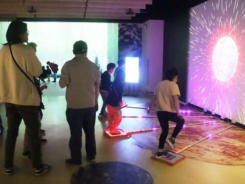 「遇見歐若菈–追極光科學指南」特展中有許多互動模型等你來體驗！(圖片來源：臺北市立天文科學教育館)
