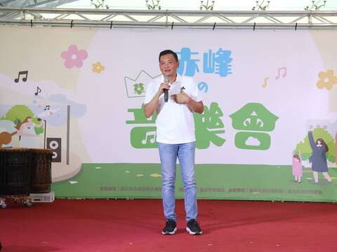 俞振華副秘書長為草地音樂會活動開幕致詞(圖片來源：臺北市商業處)