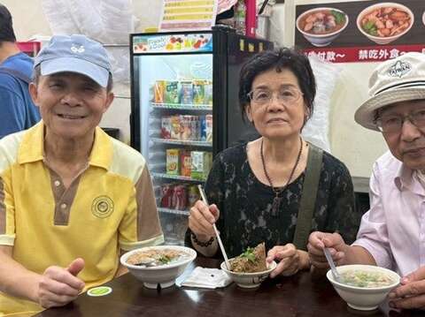 「東發號蚵仔麵線」讓黃炳輝(右)每一口都能吃到傳統的用心(圖片來源:臺北市市場處)
