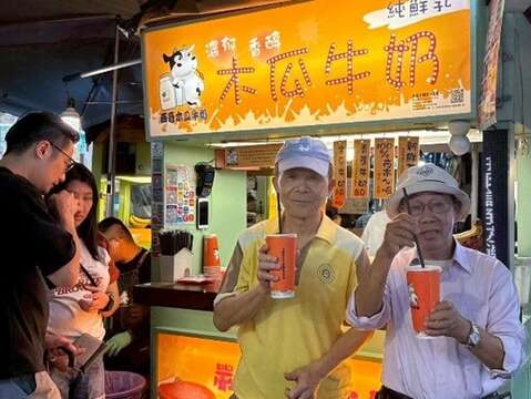 「西哥木瓜牛奶」濃郁滑順且不甜膩,是夜市中難得的清爽選擇(圖片來源:臺北市市場處)