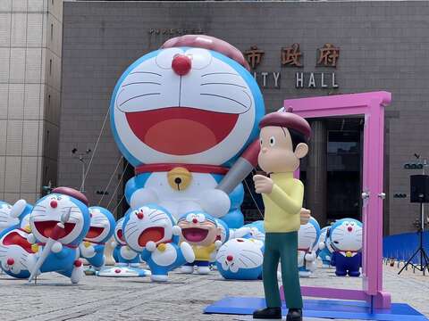 12米哆啦A夢氣偶及近60座不同造型立體哆啦A夢FRP公仔快閃臺北市民廣場,可愛模樣萌翻眾人。(圖片來源:臺北市政府觀光傳播局)