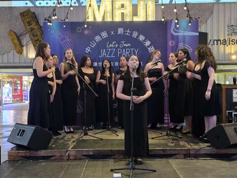 美國「Whim 'n Rhythm」團體於現場演唱「月亮代表我的心」(圖片來源：臺北市商業處)