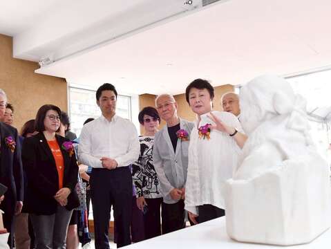 太平國小博物館專案總策畫林曼麗為台北市長蔣萬安、王道銀行教育基金會董事長駱錦明、王道銀行董事長駱怡君等賓客導覽黃土水特展室(圖片來源：臺北市政府秘書處媒體事務組)