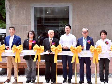 太平國小博物館開館典禮16日舉行，文化部長李遠（左4）、台北市長蔣萬安（左3）、王道銀行教育基金會董事長駱錦明（左2）等出席剪綵。(圖片來源：臺北市政府秘書處媒體事務組)