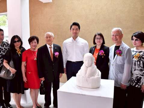 台北市長蔣萬安（右4）16日前往太平國小，為台北 市首座校園藝術生態博物館揭幕，並開箱藝術家黃土水贈予學校典藏的「少女」胸像雕刻。 (圖片來源：臺北市政府秘書處媒體事務組)