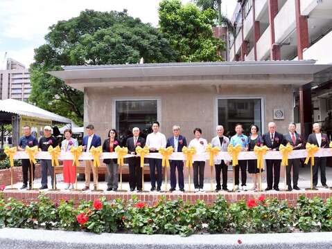 太平國小博物館於16日舉辦開館典禮，臺北市長蔣萬安（左7）、文化部長李遠（左8）、王道銀行教育基金會董事長駱錦明（左6）、王道銀行董事長駱怡君（左5）、太平國小博物館專案總策畫林曼麗（右7）以及眾多貴賓蒞臨剪彩(圖片來源：臺北市政府秘書處媒體事務組)