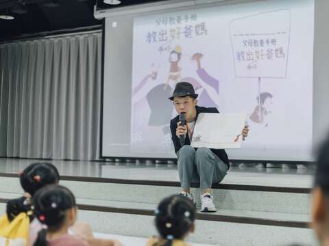 小朋友們專心聆聽繪本故事(圖片來源:臺北市政府青年局)