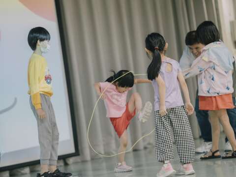 小朋友們玩遊戲(圖片來源:臺北市政府青年局)