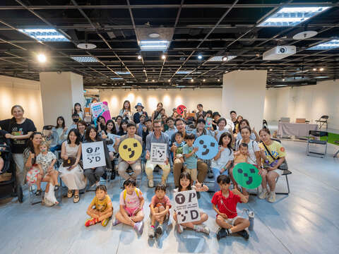 臺北市青年局「2025 國際父親節:跨國青年家庭交流活動」大合照(圖片來源:臺北市政府青年局)