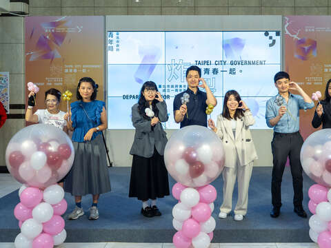 At the "Unleash the Potential of Youth" opening show, Mayor Wan-an Chiang, city officials, and youth representatives held "Youth Ignition Sticks," symbolizing Taipei’s youth breaking barriers and shining on stage.