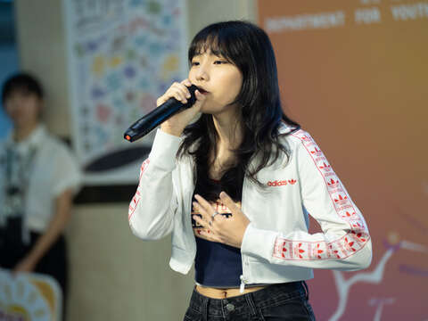 A performance by the Zhongshan Girls' High School Hip-Hop Research Club.