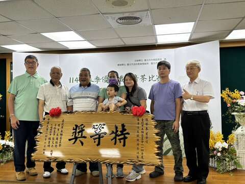 特等獎得主 張榮泰先生、家人，以及木柵區農會周協隆理事長、張文池常務監事、林昌(圖片來源：臺北市政府產業發展局)